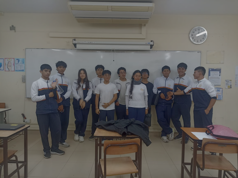 Equipo de Aurora colaborando